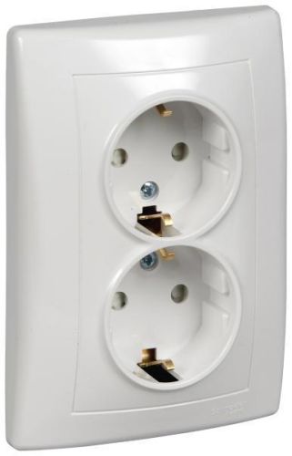 Розетка СП Schneider Electric Sedna, 2 модуля, с заземлением, защитные шторки, белая